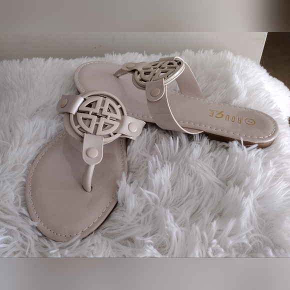 Geometric Pendant Thong Slide Sandals Beige NWT - Picture 5 of 5